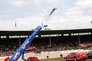 File:Stephanie smith human cannonball - melbourne show 2005.jpg