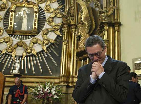 Descripción: http://www.elpais.com/recorte/20070816elpmad_1/XXLCO/Ies/Alberto_Ruiz-Gallardon_durante_misa_Virgen_Paloma.jpg