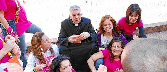 Andrea Brugnoli y jóvenes de Centinelas de la Mañana almuerzan en las calles de Roma, reponiendo fuerzas para evangelizar por la calle