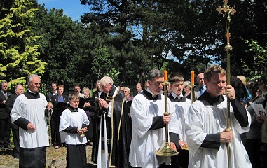 Descripcin: C:\Users\FRANSESC\Desktop\CATHOLICVS-Santa-Misa-Funeral-Teesdale-UK-Requiem-Holy-Mass-5.jpg