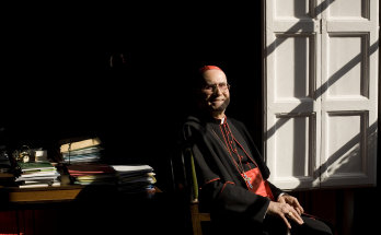 El   cardenal Tarcisio Bertone, secretario de Estado del Vaticano, ayer en   las dependencias del palacio arzobispal de Barcelona