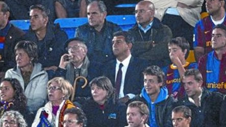 Laporta (en el centro), junto a mosén Ballarin (con un paraguas), el pasado miércoles en el Camp Nou. JORDI COTRINA