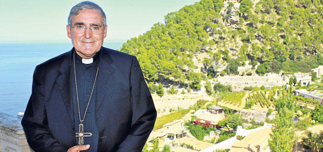 Martínez Sistach, en la terraza del hotel de Banyalbufar donde se hospeda. A su espalda, mar y montaña: una combinación muy catalana.